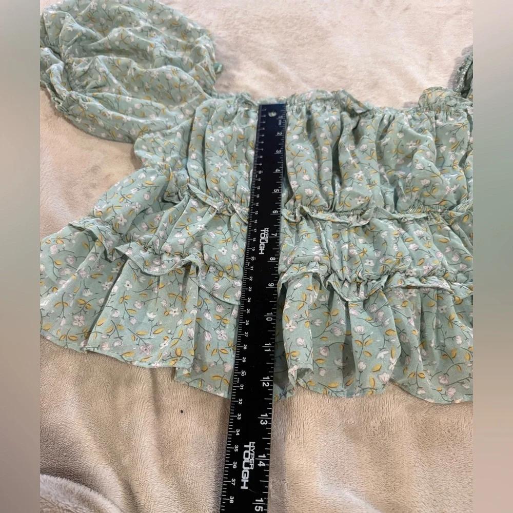 She + Sky Ladies M Floral Green cropped Ruffle Blouse - Picture 7 of 7